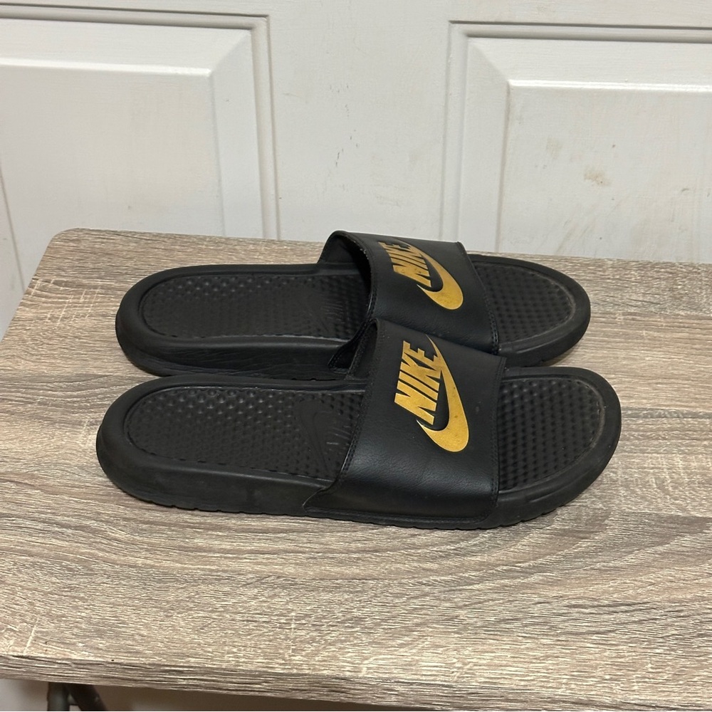 Men’s Size 9 Nike Benassi JDI Black‎ with Gold Slides Sandals 343880-016